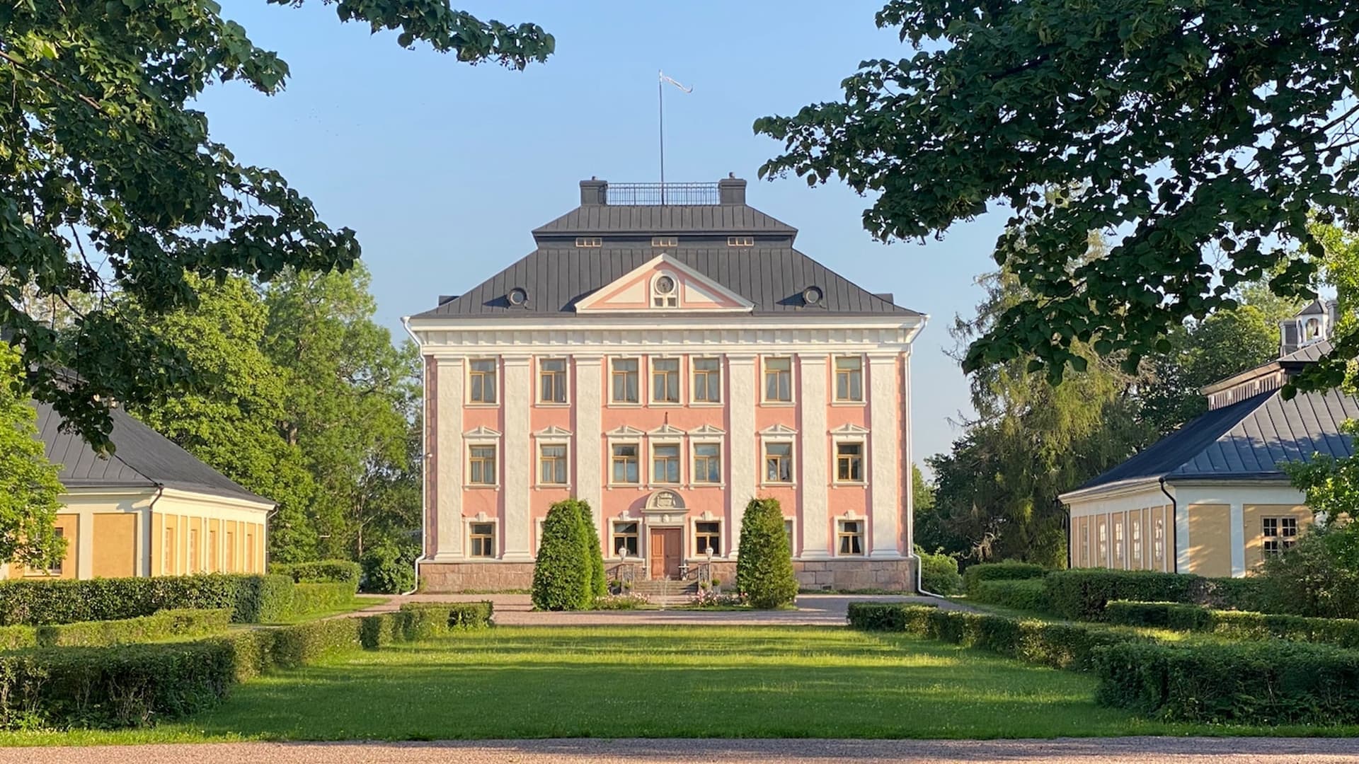Puistokonsertti linnan pihalla