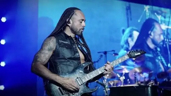 Angra — 30 años de Holy Land en Santiago