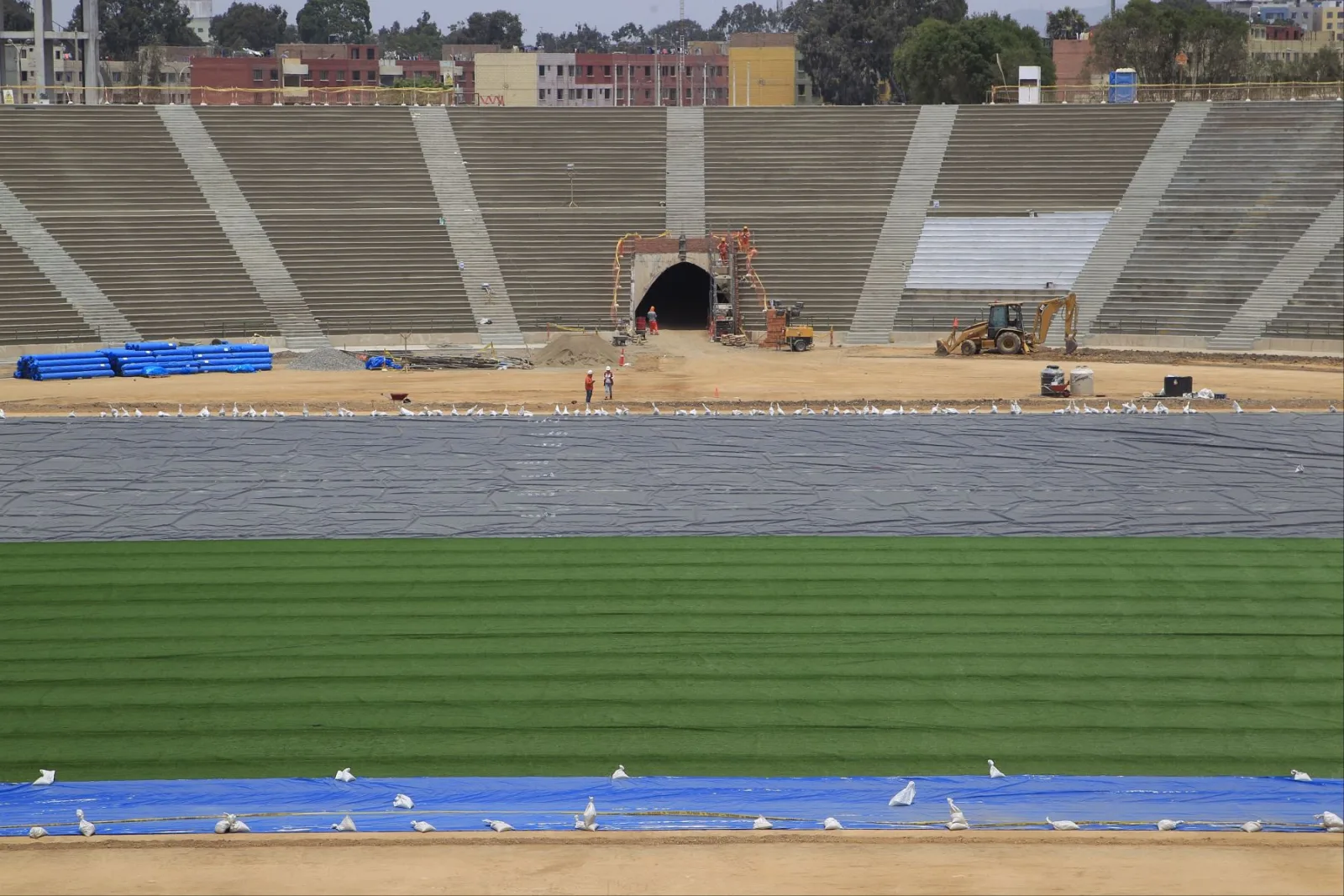 Tribunas y campo del Estadio San Marcos, en Lima, vistos desde la tribuna opuesta