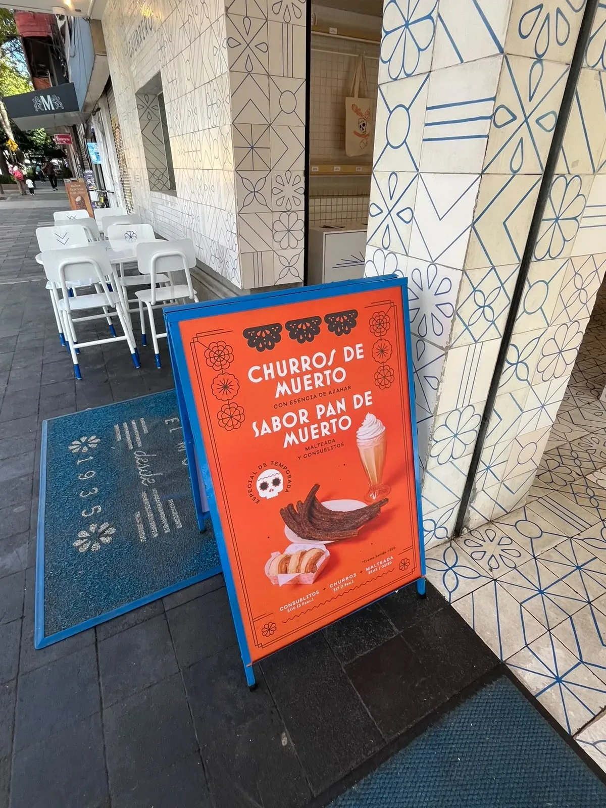 Letrero de churros de muerto con sabor a pan de muerto en la entrada de El Moro Roma