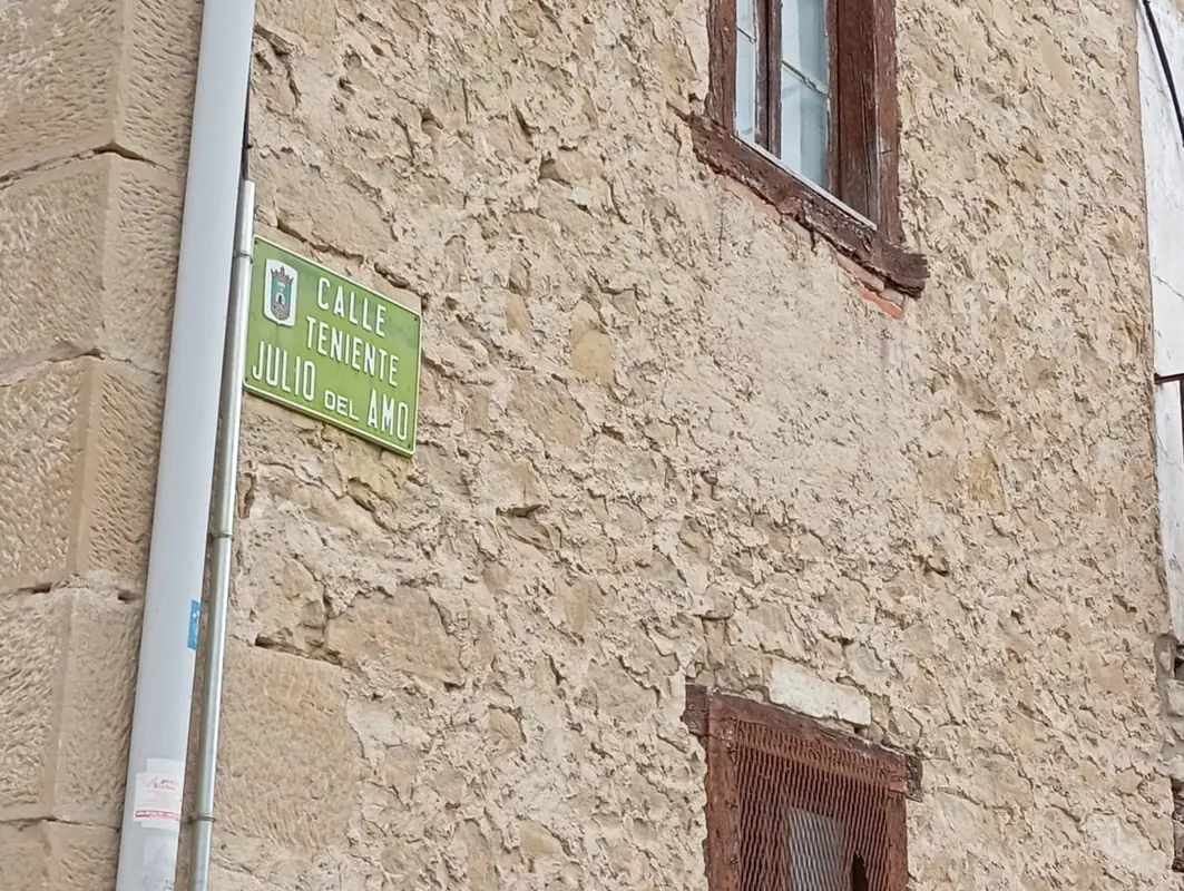 Placa de la Calle Teniente Julio del Amo de Quintana Martín Galíndez (Valle de Tobalina, Burgos)