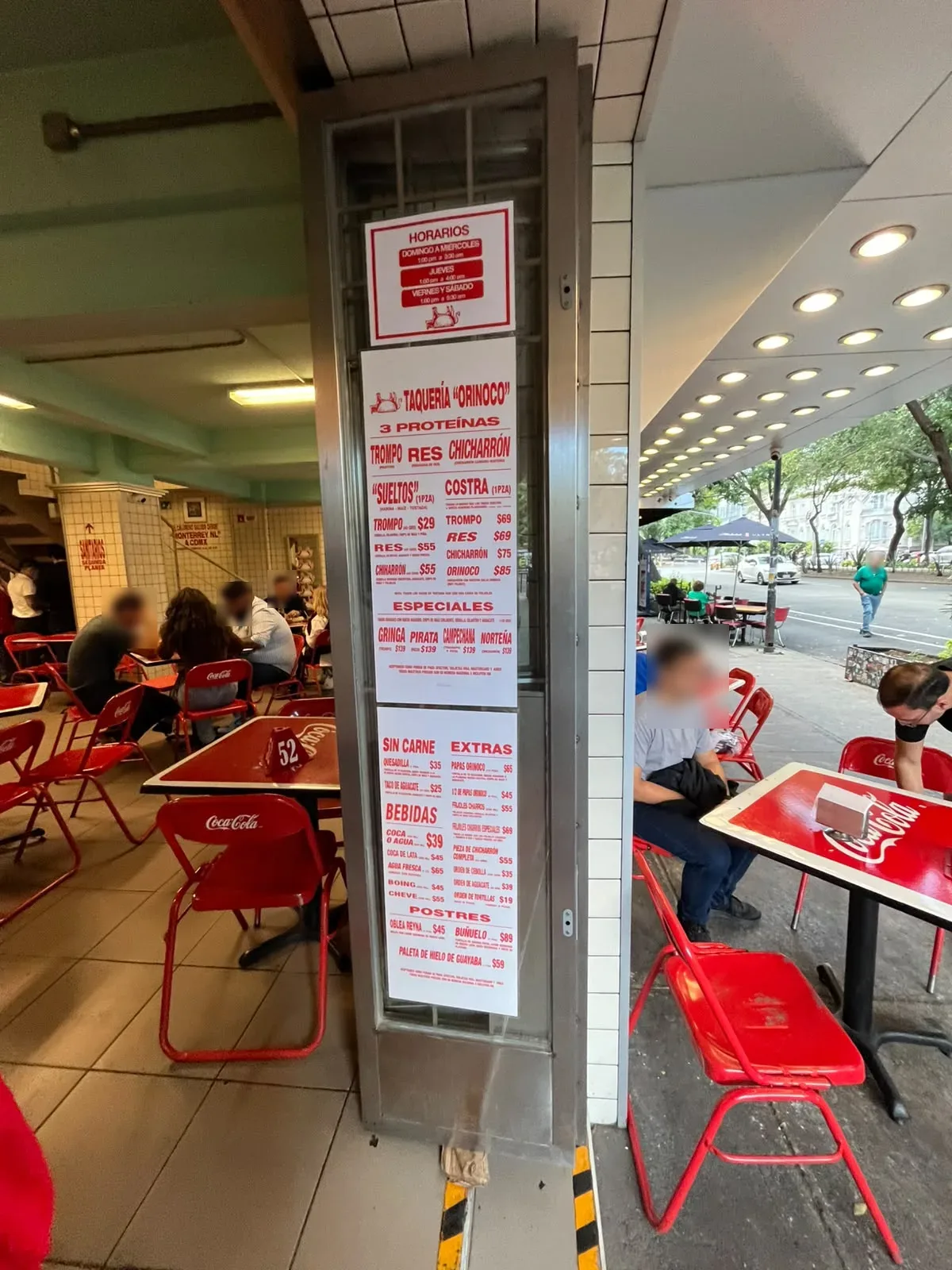Tablero de precios de Taquería Orinoco con horarios, proteínas, especiales, bebidas y postres