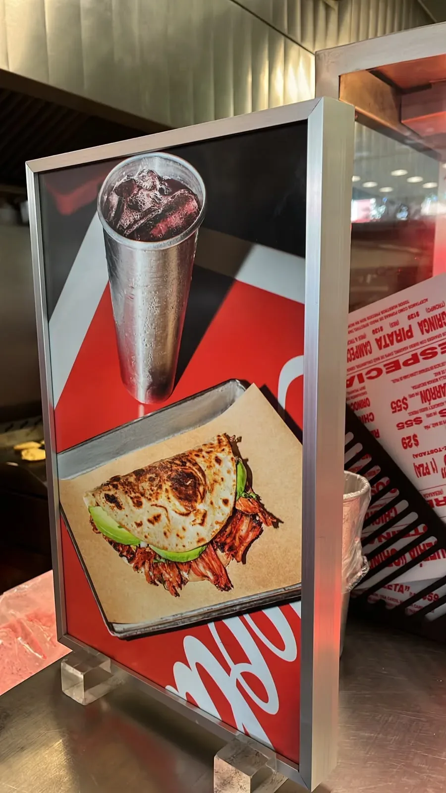 Vitrina de Taquería Orinoco con la foto de la gringa y un vaso de refresco