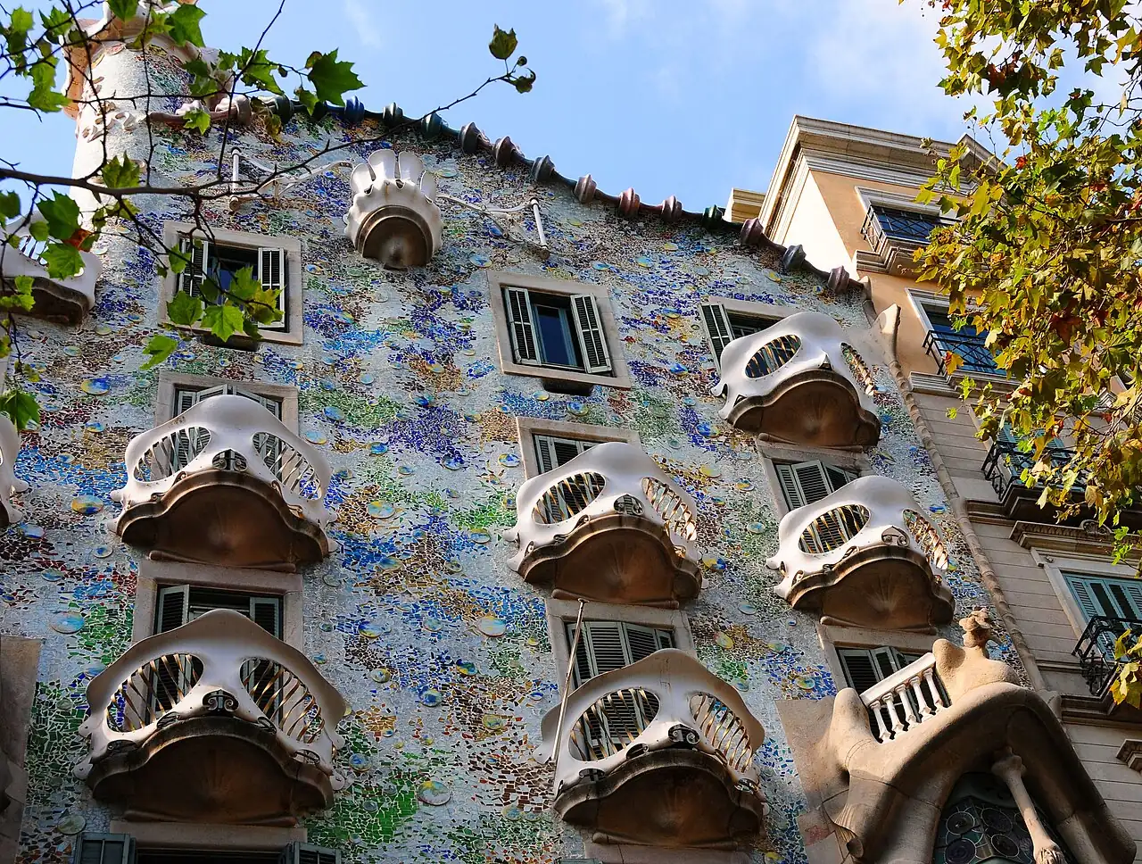 Casa Batlló is a famous building located in the center of Barcelona and is a masterpiece designed by Antoni