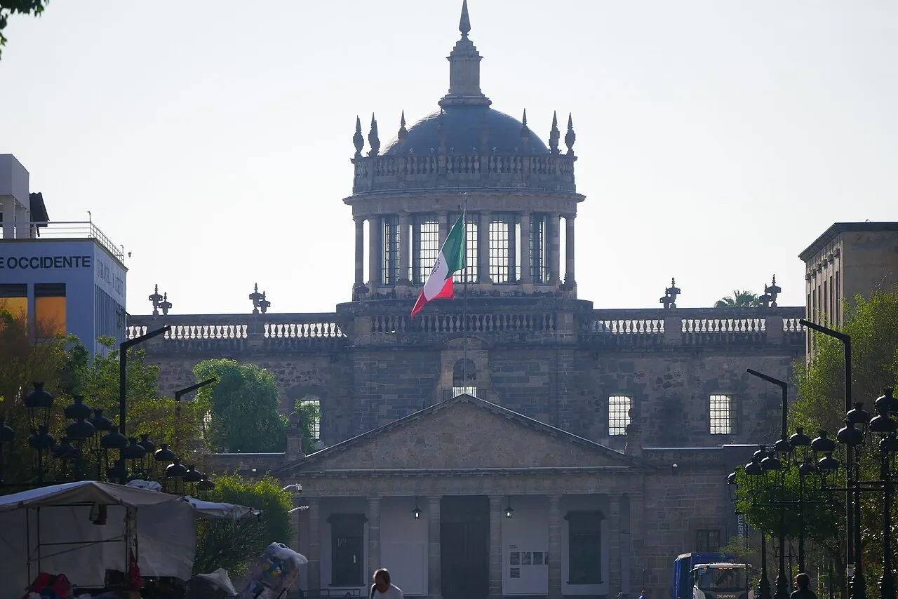 Fachada del Hospicio Cabañas por la mañana