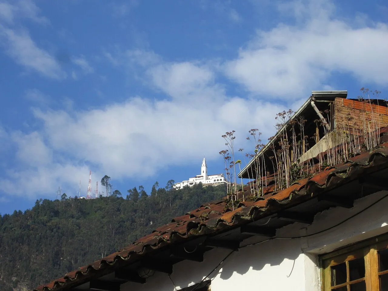 Iglesia del cerro de Monserrate desde una de la calle 12 con carrera 3, en La Candelaria.