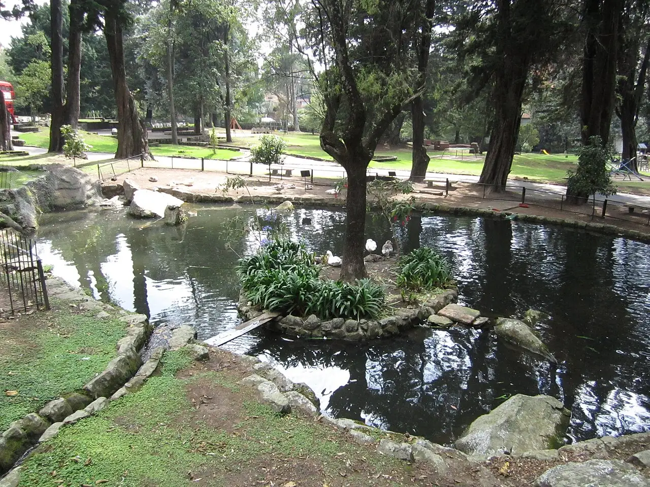 Lago del Parque del Chicó situado al norte de Bogotá.