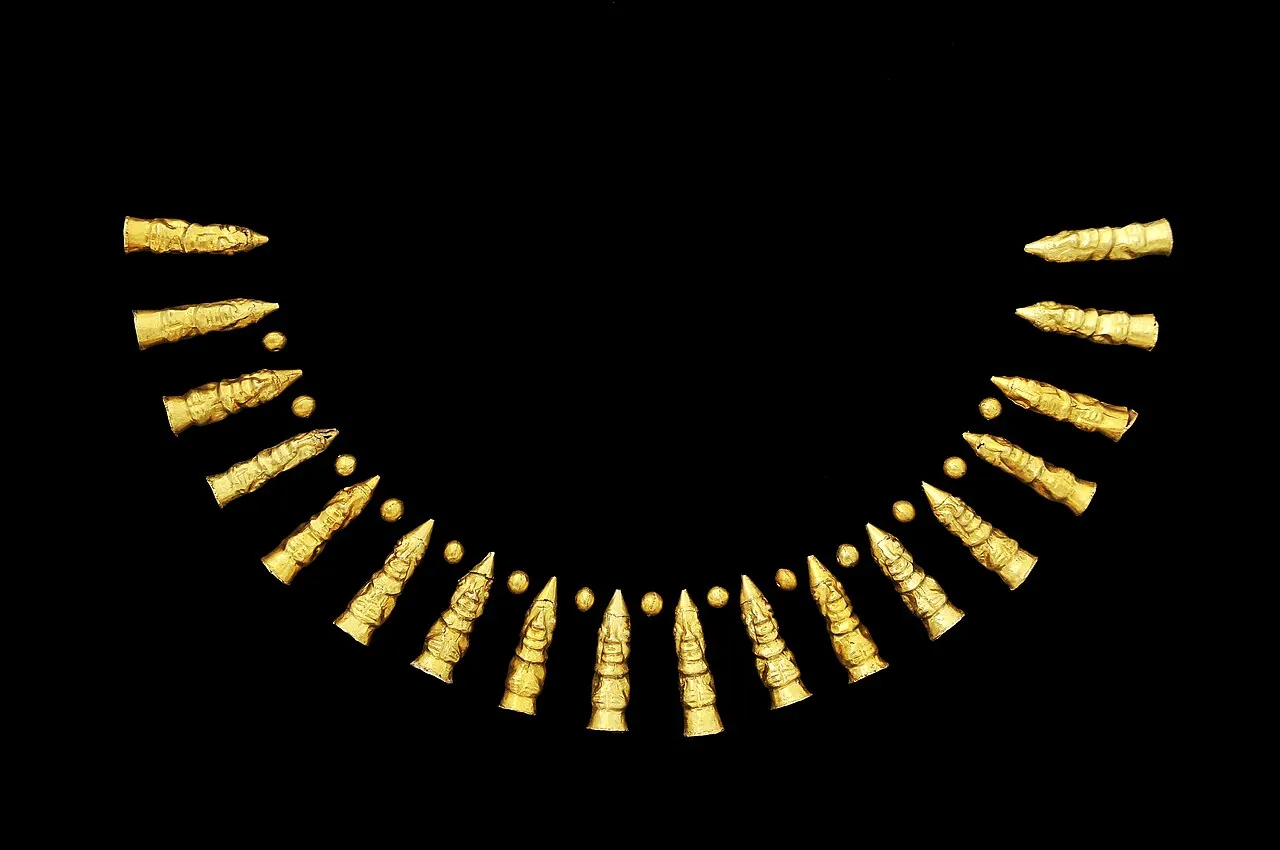 Collar de cuentas antropomorfas y esferas de oro. Ch-00015 30.5 x 15 cm Fotografías de los objetos de la