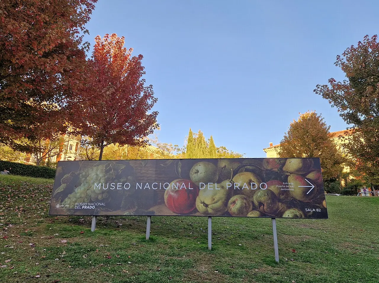 Museo del Prado, sign on lawn