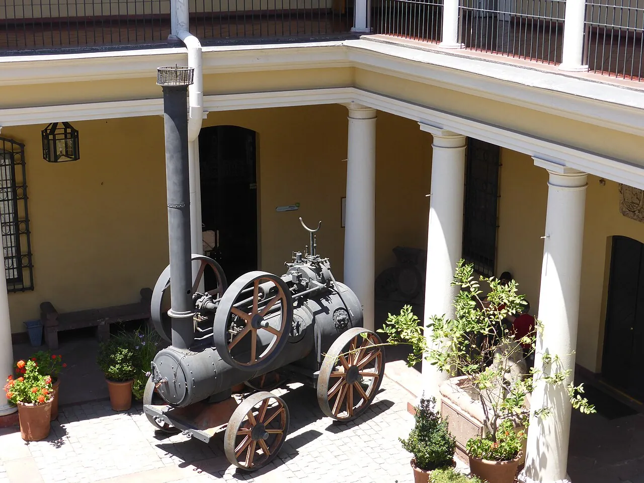 Patio del Museo Histórico Nacional (Santiago de Chile), con un locomóvil (motor para maquinaria agrícola)