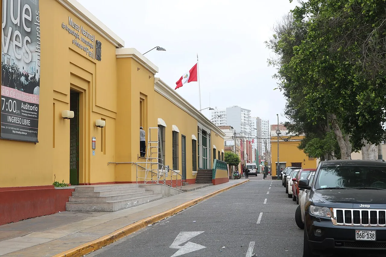 La calle Antonio Polo en Pueblo Libre mostrando a la izquierda el exterior del Museo Nacional de Arqueología
