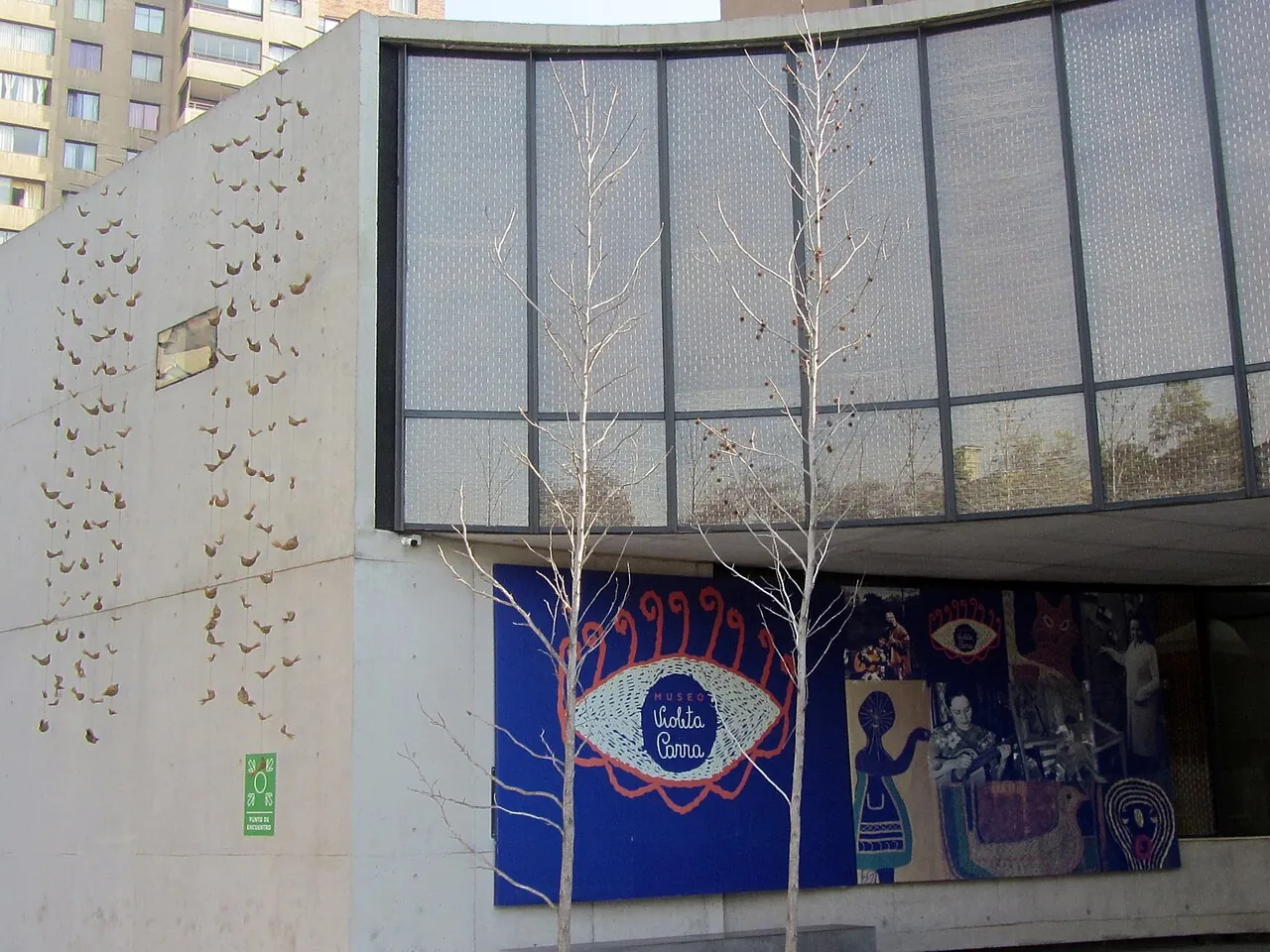 Museo Violeta Parra, exterior; a la izquierda, pajaritos colgando; Santiago de Chile.