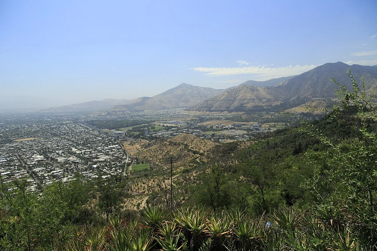 Vom Cerro San Cristóbal Richtung Norden, schon diese stadtnahen Gipfel sind zwischen 900 und 1600 Metern hoch.