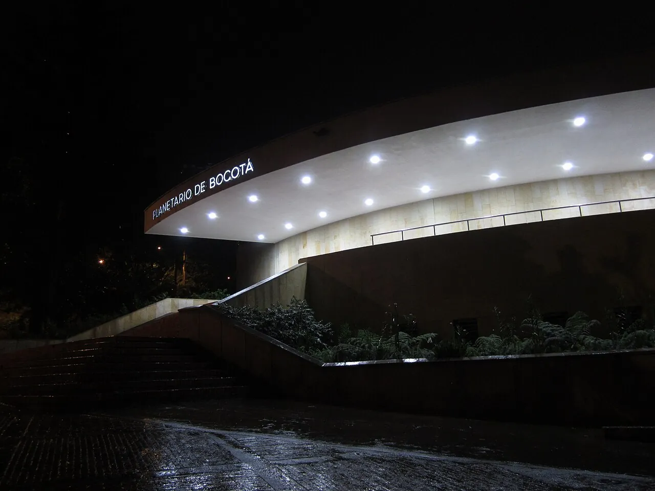Planetario de Bogotá por la noche.